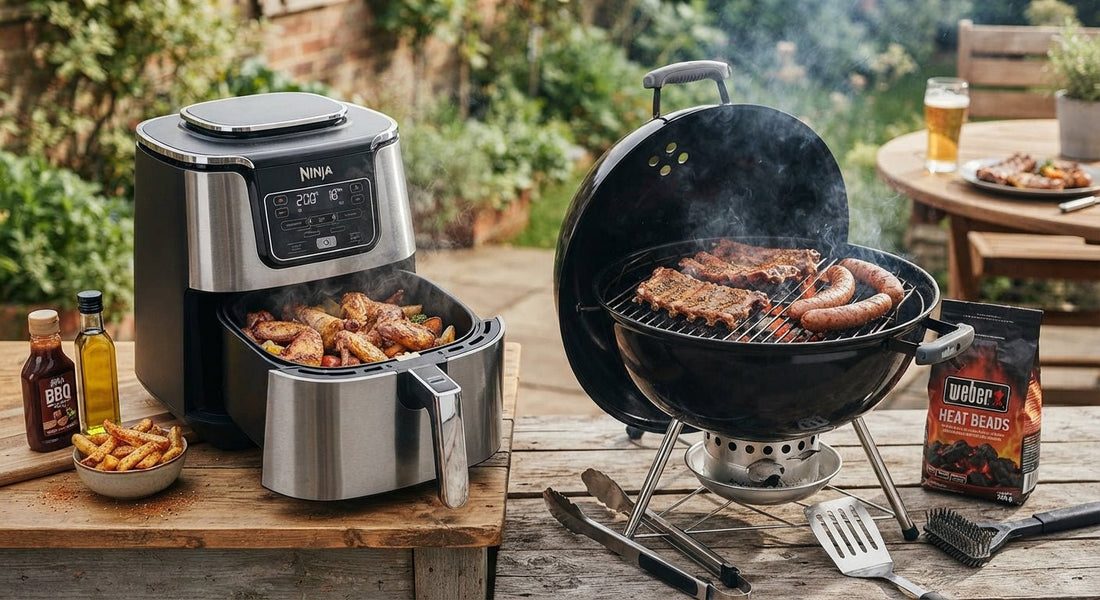 Airfryer naast een traditionele houtskoolbarbecue op een terras, vergelijking van BBQ apparaten