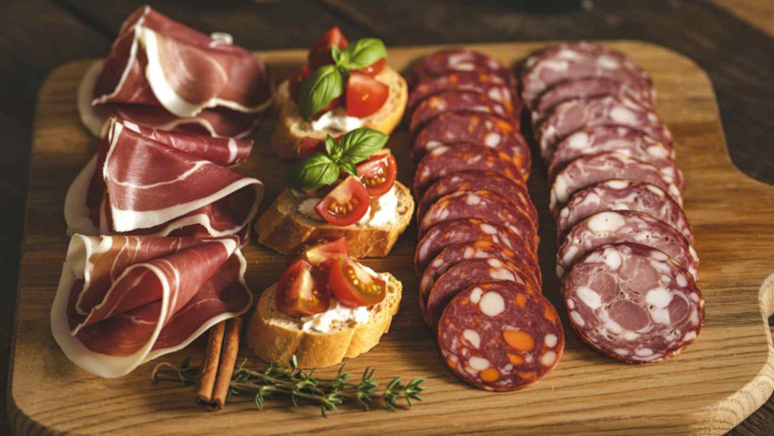 italiaanse borrelplank met bruschetta en olijven