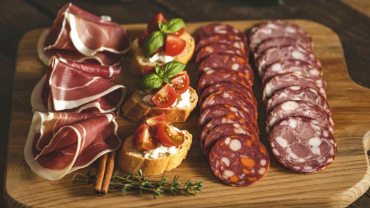 italiaanse borrelplank met bruschetta en olijven