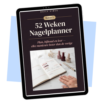 Cover van de 52 Weken Nagelplanner — bonus bij Thuis Gellak Zetten — opengeslagen planner met gellak flesjes en een hand met blush nagels op marmer