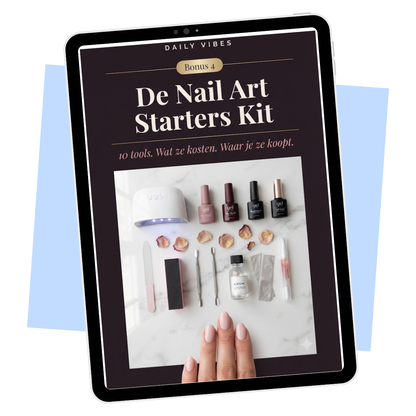 Cover van De Nail Art Starters Kit — bonus bij Thuis Gellak Zetten — flatlay van tien gellak tools op marmer met hand met blush ovale nagels
