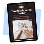 Cover van de Troubleshooting Poster — bonus bij Thuis Gellak Zetten — hand met nude nagels naast alcoholflesje op marmer, gellak problemen oplossen