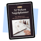 Cover van de 52 Weken Nagelplanner — bonus bij Thuis Gellak Zetten — opengeslagen planner met gellak flesjes en een hand met blush nagels op marmer